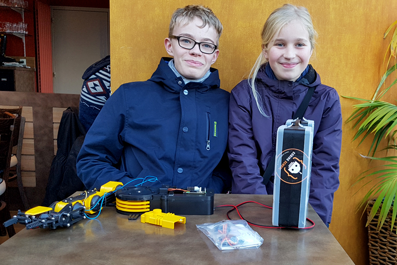 Kylian, 14 ans et Aélita, 10 ans sont des makers, ils “fabriquent des choses pour leur quotidien”.